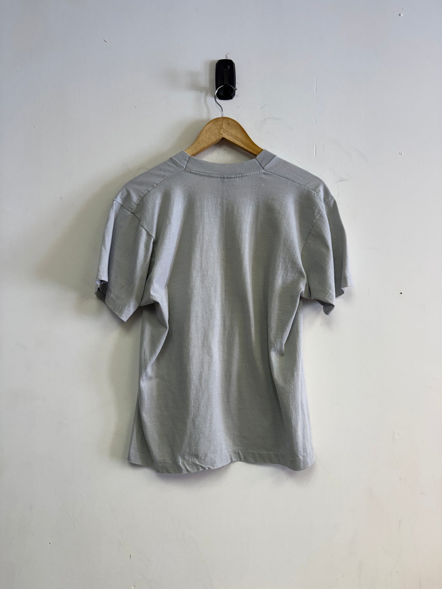 (S/M) 80’s Bar Graphic Tee