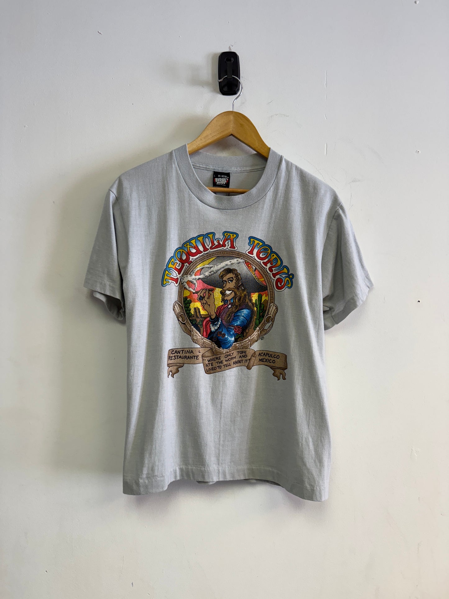 (S/M) 80’s Bar Graphic Tee