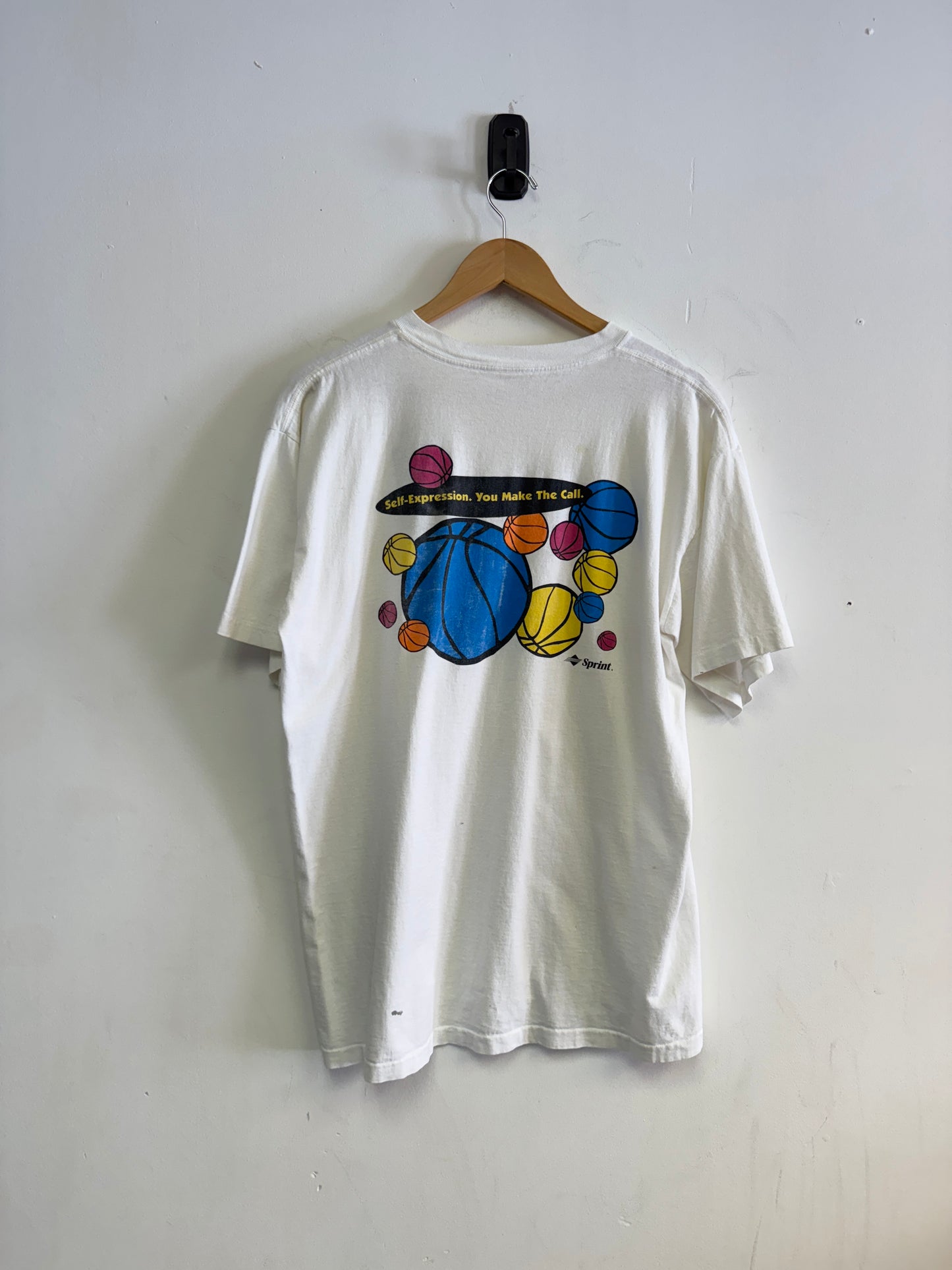 (XL) 90’s Basketball Graphic Tee